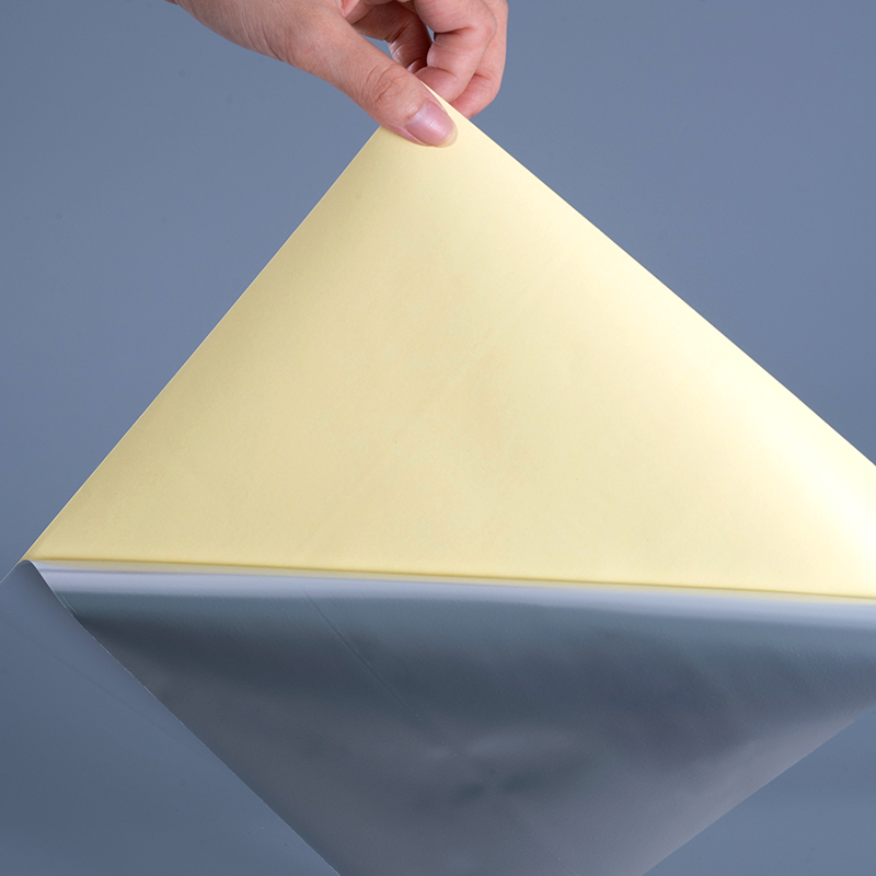 Etiqueta autoadesiva de filme PET de poliéster branco brilhante 50mic com rolo enorme adesivo acrílico solvente para impressão digital