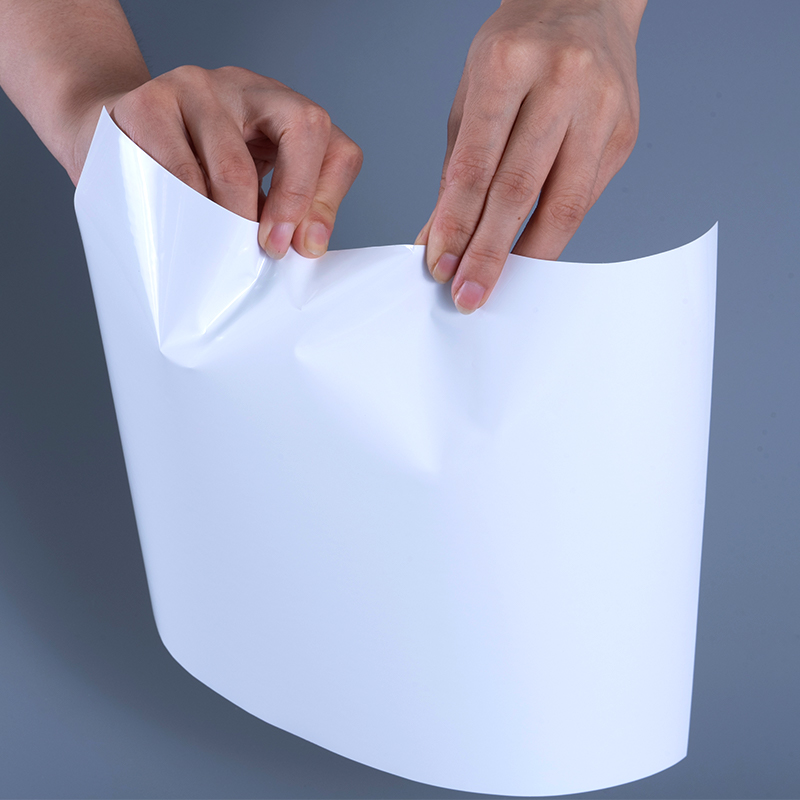 Materiais de etiqueta de filme de vinil PET com brilho 25mic com rolo enorme adesivo acrílico para impressão a jato de tinta