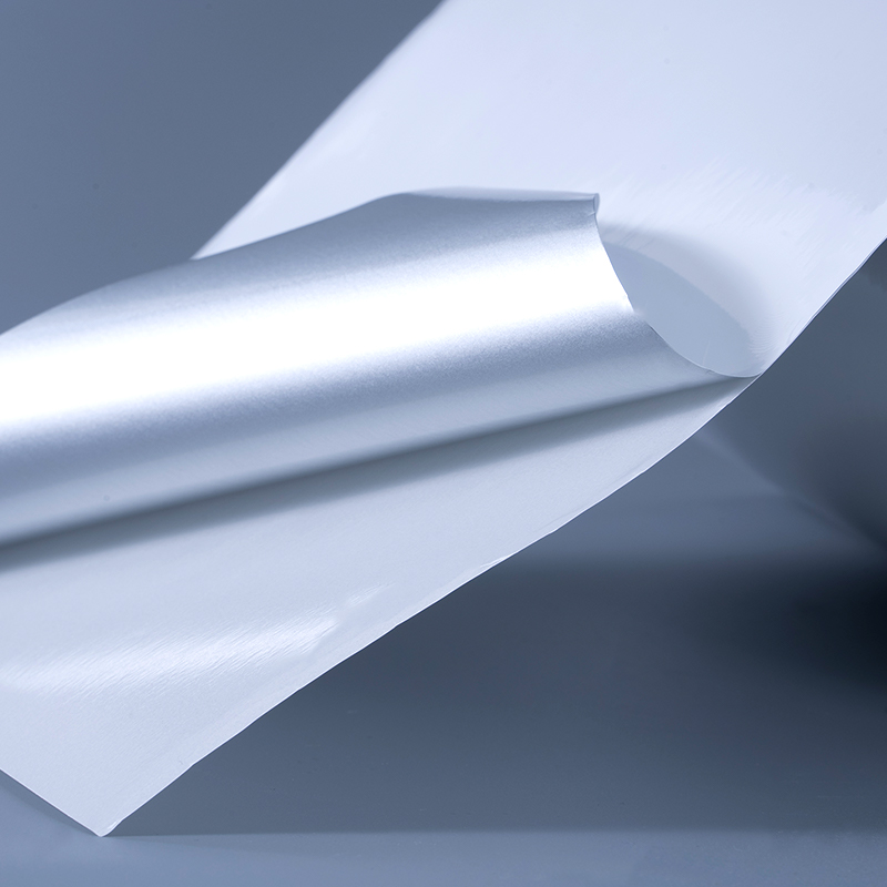 Etiqueta autoadesiva de filme de poliéster aluminizado branco brilhante de 25mic com adesivo acrílico à base de água para impressão a jato de tinta