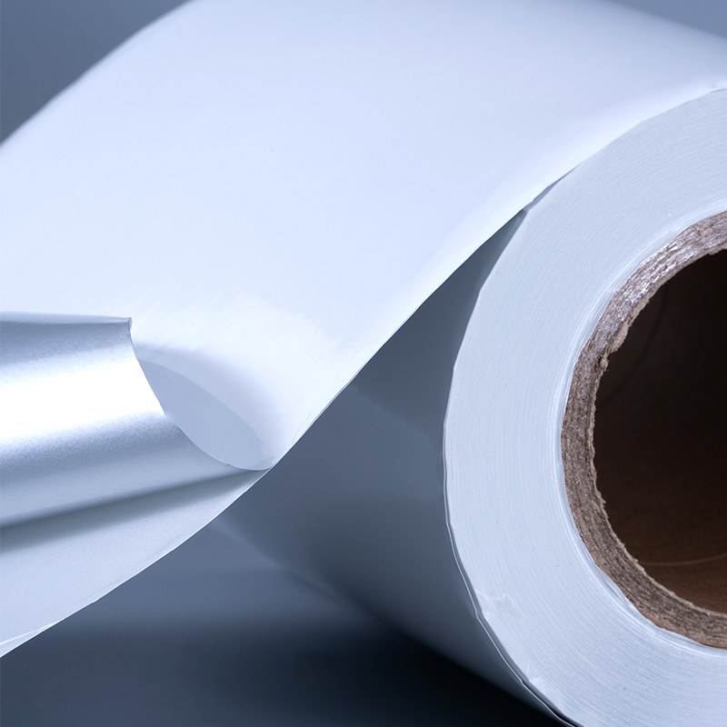 Etiqueta autoadesiva de filme de poliéster aluminizado branco brilhante de 25mic com adesivo acrílico à base de água para impressão a jato de tinta
