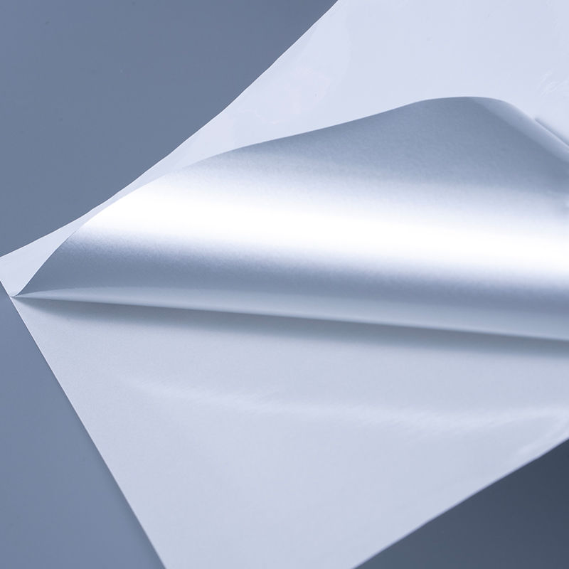 Etiqueta autoadesiva de filme de poliéster aluminizado branco brilhante de 25mic com adesivo acrílico à base de água para impressão a jato de tinta